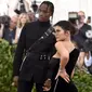 Kylie Jenner bersama sang kekasih, Traviz Scott berpose setibanya pada ajang Met Gala 2018 di Metropolitan Museum of Art New York, Senin (7/5). Travis mengenakan setelan jas hitam dengan aksen sabuk mengelilingi tubuhnya. (Evan Agostini/Invision/AP)