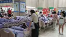 Para pasien yang dievakuasi menjalani perawatan di lobi rumah sakit setelah insiden kebakaran di ibu kota Taiwan, Taipei, Senin (13/8). Saat kejadian, terdapat 36 orang yang berada di rumah sakit termasuk tiga orang staf. (CNA PHOTO/AFP)
