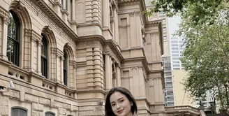 Penampilan Sarah Menzel begitu natural. Gaya fashionnya juga terlihat casual di segala kesempatan. [Foto: Instagram/ Sarah Menzel]