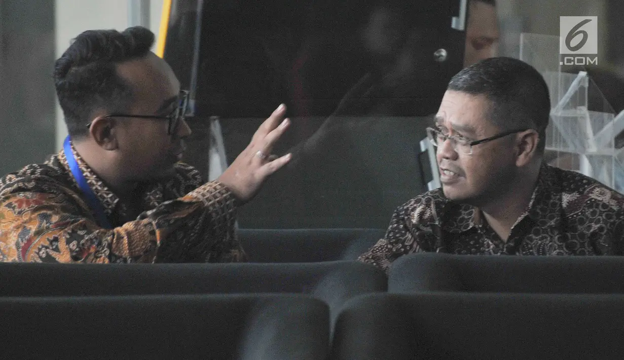 Wakil Ketua Komisi V DPR Fraksi PKS, Yudi Widiana Adia di ruang tunggu Gedung KPK, Rabu (19/7).  Yudi resmi ditetapkan tersangka kasus korupsi proyek pembangunan jalan pada KemenPUPR bersama dengan politikus PKB Musa Zainuddin (Liputan6.com/Helmi Afandi)