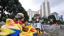 Tingginya curah hujan di wilayah Jakarta mengakibatkan sejumlah daerah masih terendam banjir, Jakarta, Selasa (10/2). Tampak sejumlah anak bermain di lahan bermain Kemayoran yang terendam banjir. (Liputan6.com/Faizal Fanani)