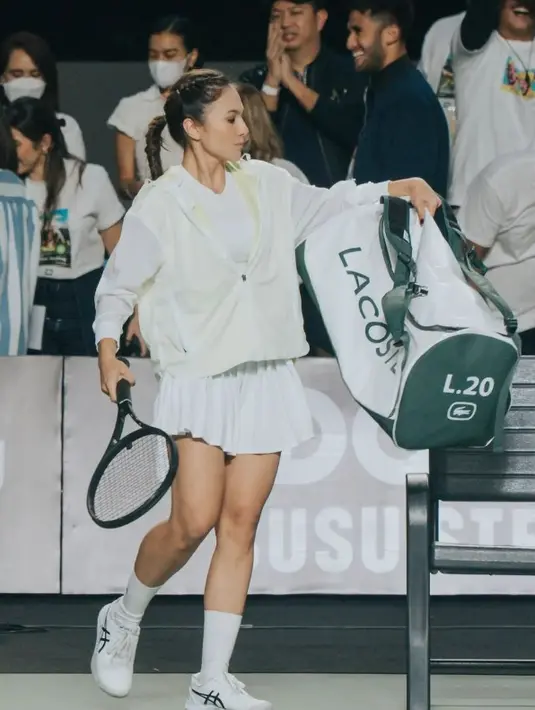 Wulan Guritno bermain tenis [Instagram/wulanguritno]