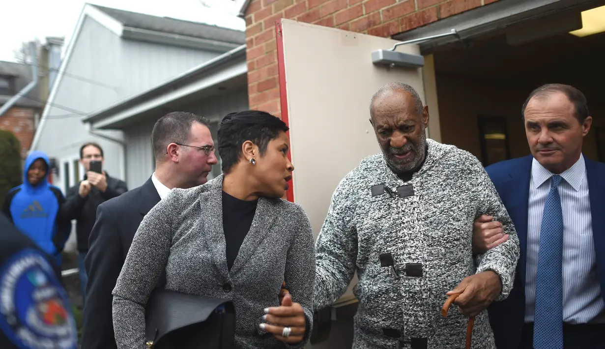 Aktor Bill Cosby bersiap meninggalkan Pengadilan Montgomery County, Pennsylvania, Rabu (30/12). Cosby dikenai tuduhan penyerangan seksual dalam satu peristiwa di tahun 2004 yang melibatkan seorang pegawai universitas setempat. (REUTERS/Mark Makela)