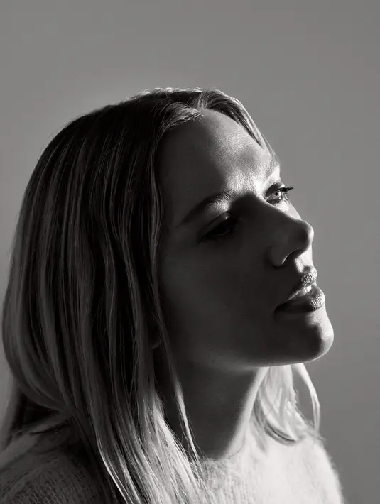 Dalam setiap frame, Johansson dengan mudah mewujudkan persona yang berbeda, seolah-olah memutuskan identitas apa yang akan ditempati. [Dok/Prada]