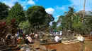Sejumlah warga melakukan ziarah kubur usai melaksanakan salat Idulfitri 1447 Hijriah di salah satu Tempat Pemakaman Umum (TPU), Cibinong, Kabupaten Bogor, Jawa Barat, Sabtu (21/3/2026). (Kapanlagi.com/Budy Santoso)