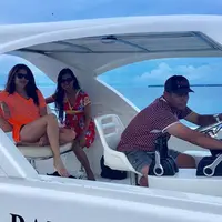 Tamara Bleszynski membagikan beberapa foto saat sedang berada di Papua. Beberapaa tempat dikunjungi oleh janda seorang anak itu selama di sana. Bersama dengan temannya, ia juga membagikan buku di Sekolah Dasar. (Instagram/tamarableszynskiofficial)