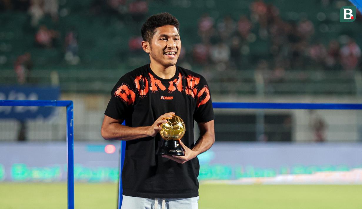 Pada kategori pemain muda terbaik, pemain Borneo FC, Fajar Fathur Rahman terpilih sebagai penerima penghargaan. Bek kanan berusia 22 tahun yang telah dipercaya membela timnas senior ini berhak atas trofi dan hadiah uang sebesar Rp100 juta. (Bola.com/Bagaskara Lazuardi)