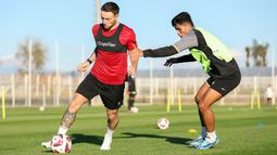 Pemain Timnas Indonesia, Ramadhan Sananta (kanan), berusaha merebut bola dari kaki Marc Klok dalam pemusatan latihan di Turki, Sabtu (23/12/2023). (Dok. PSSI)