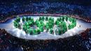 Cincin Olimpiade dari tumbuhan yang diperagakan penari saat pembukaan Olimpiade Rio 2016 di Stadion Maracana, Rio de Janeiro, (5/8/2016). (AFP/Antonin Thuillier)
