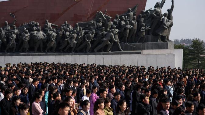 Puluhan ribu orang pergi meninggalkan lokasi setelah memberi penghormatan di kompleks Monumen Agung Mansu Hill (AFP)