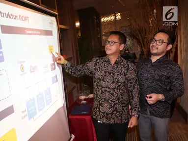 Dirut Mandiri Manajemen Investasi (MMI), Alvin Pattisahusiwa (kiri) dan Executive Vice Director Head of Alternative Investment & Product Division MMI, Nugroho Prasetyo (kiri) memberikan paparan di Jakarta, Kamis (18/10). (Liputan6.com/HO/Wawan)