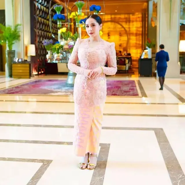 Pesona Kebaya Istri Para Artis Indonesia (Instagram/@raffinagita1717)