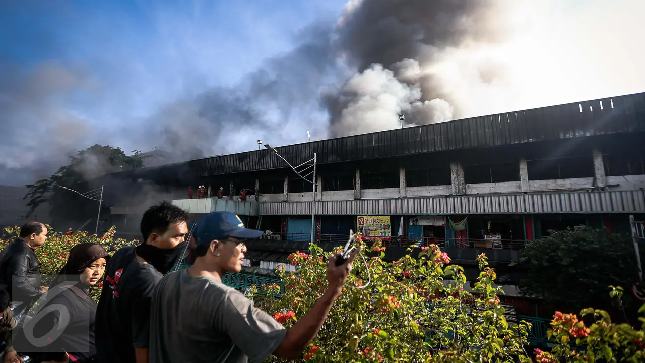 20170119-Warga Menonton Kebakaran Pasar Senen-Jakarta