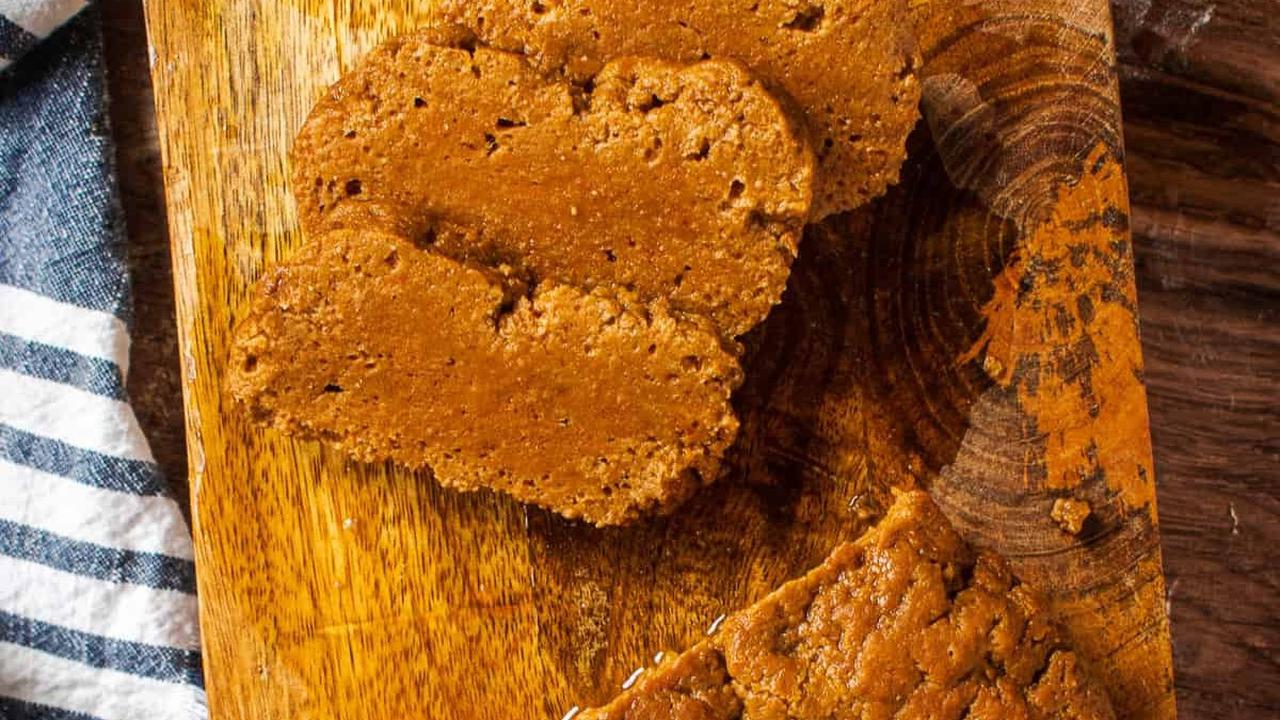 Menurut Dr. Axe, "Seitan mengandung protein tinggi, rendah kalori, dan rendah lemak, menjadikannya opsi yang menarik untuk penganut pola makan vegetarian atau vegan."
