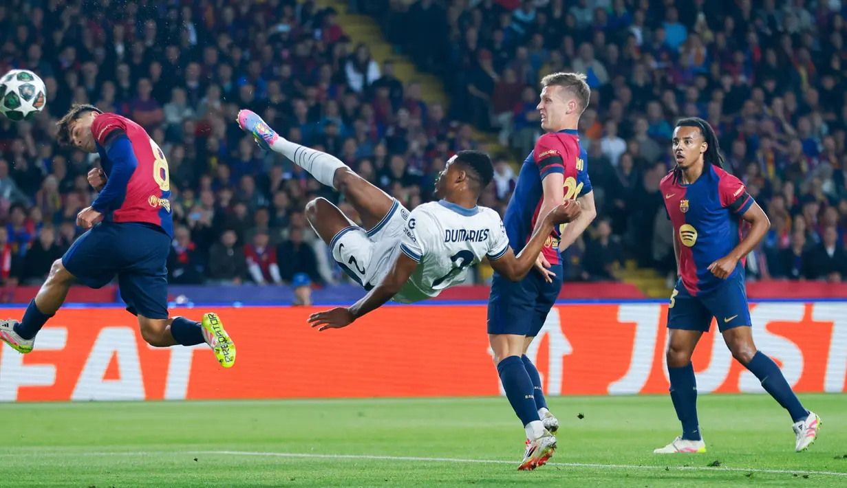 Pemain Inter Milan, Denzel Dumfries, mencetak gol ke gawang Barcelona dalam duel leg pertama semifinal Liga Champions di Estadi Olimpic Lluis Companys, Kamis (1/5/2025) dini hari WIB. (AP Photo/Joan Monfort)