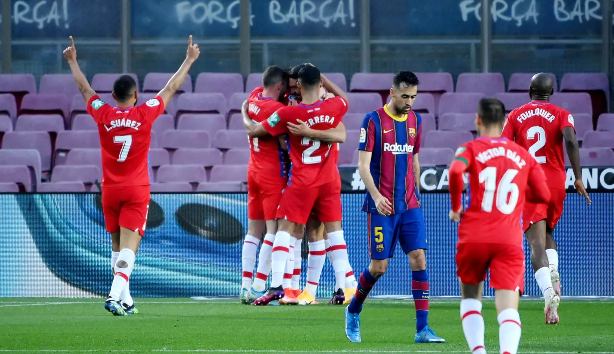 Para pemain Granada merayakan gol yang dicetak oleh Jorge Molina ke gawang Barcelona pada laga Liga Spanyol di Stadion Camp Nou, Jumat (30/4/2021). Barcelona takluk dengan skor 1-2. (AFP/Lluis Gene)
