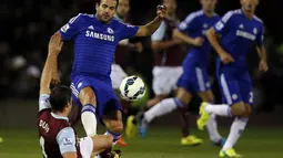 Pemain belakang Burnley, Michael Duff (kiri), mencoba menahan pergerakan gelandang Chelsea, Cesc Fabregas, saat berlaga di Stadion Turf Moor, (19/8/2014). (REUTERS/Andrew Yates)