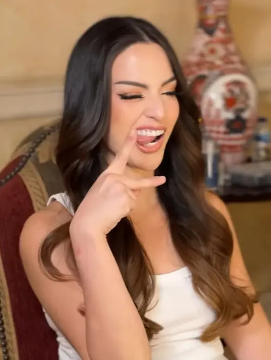 Tak hanya duck face, Nia Ramadhani juga ekspreasikan wajahnya dengan gaya jadul. Menjulurkan lidah di samping dengan tangan membentuk angka dua di samping lidah [@ranggayusuf]