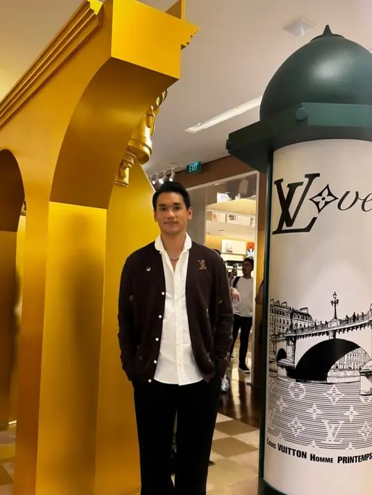 Penyanyi papan atas Indonesia, Afgan tampil dengan jacket dan kemeja putih. Tampilan kasual yang tetap memikat.  [ Foto: Fimela.com ]