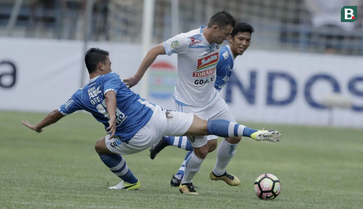 Bek Persib Bandung, Dedi Kusnandar, menghadang gelandang Arema FC, Balza Bazovic, pada laga persahabatan di Stadion GBLA, Bandung, Minggu (18/3/2018). Persib menang 2-1 atas Arema FC. (Bola.com/M Iqbal Ichsan)