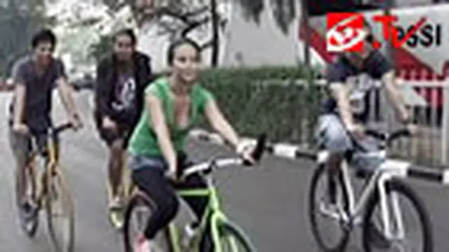 Bersepeda Ria Bareng Vanessa Angel