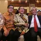 Menteri Perdagangan Enggartiasto Lukita (kiri), Menteri Hukum dan HAM Yasonna L Laoly (kedua kiri) Politisi Senior Golkar Akbar Tandjung (ketiga kiri) saat menghadiri HUT ke-80 politisi senior Sabam Sirait, Jakarta, (15/10). (Liputan6.com/Angga Yuniar)