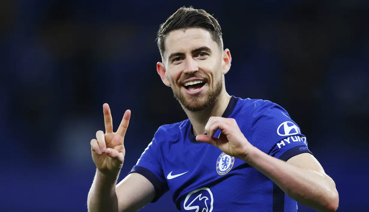 Gelandang Chelsea, Jorginho, melakukan selebrasi usai mencetak gol ke gawang Leicester City pada laga Liga Inggris di Stadion Stamford Bridge, Rabu (19/5/2021). Chelsea menang dengan skor 2-1. (Catherine Ivill/Pool via AP)