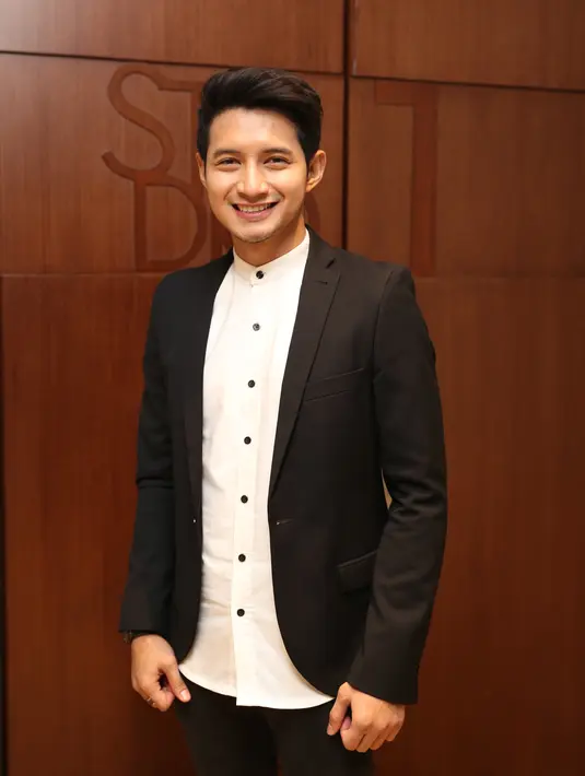 Saat ditemui di gala premier ‘Warisan Olga’ di Epicentrum Kuningan, Jakarta Selatan, Senin (16/11/2015), Chand Kelvin tampil memakai jas hitam dengan kemeja putih. Ia pun terlihat tak hanya gagah namun juga tampan. (Andy Masela/Bintang.com)