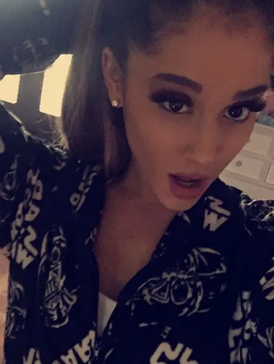 Grande pernah berduet dengan Nathan Sykes di lagu Almost Is Never Enough. (via instagram@arianagrande/Bintang.com)