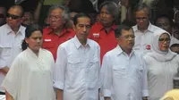 Pasangan Capres-Cawapres, Jokowi dan JK ditemani istri masing-masing saat deklarasi di Gedung Joang 45, Jalan Menteng Raya 31, Jakarta Pusat, Senin (19/05/2014) (Liputan6.com/Herman Zakharia).