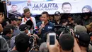 Cagub DKI Jakarta, Agus Harimurti Yudhoyono (AHY) saat blusukan di kawasan Kampung Pulo, Jakarta, Selasa (27/12). AHY datang ke tempat tersebut untuk mendengarkan keluhan warga. (Liputan6.com/Gempur M Surya)