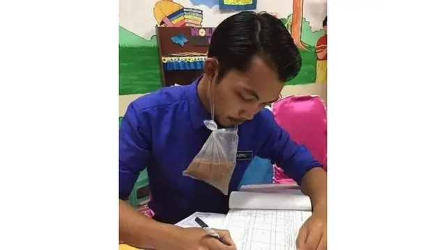 6 Kelakuan Kreatif Minum Es di Plastik Ini Bikin Ngakak