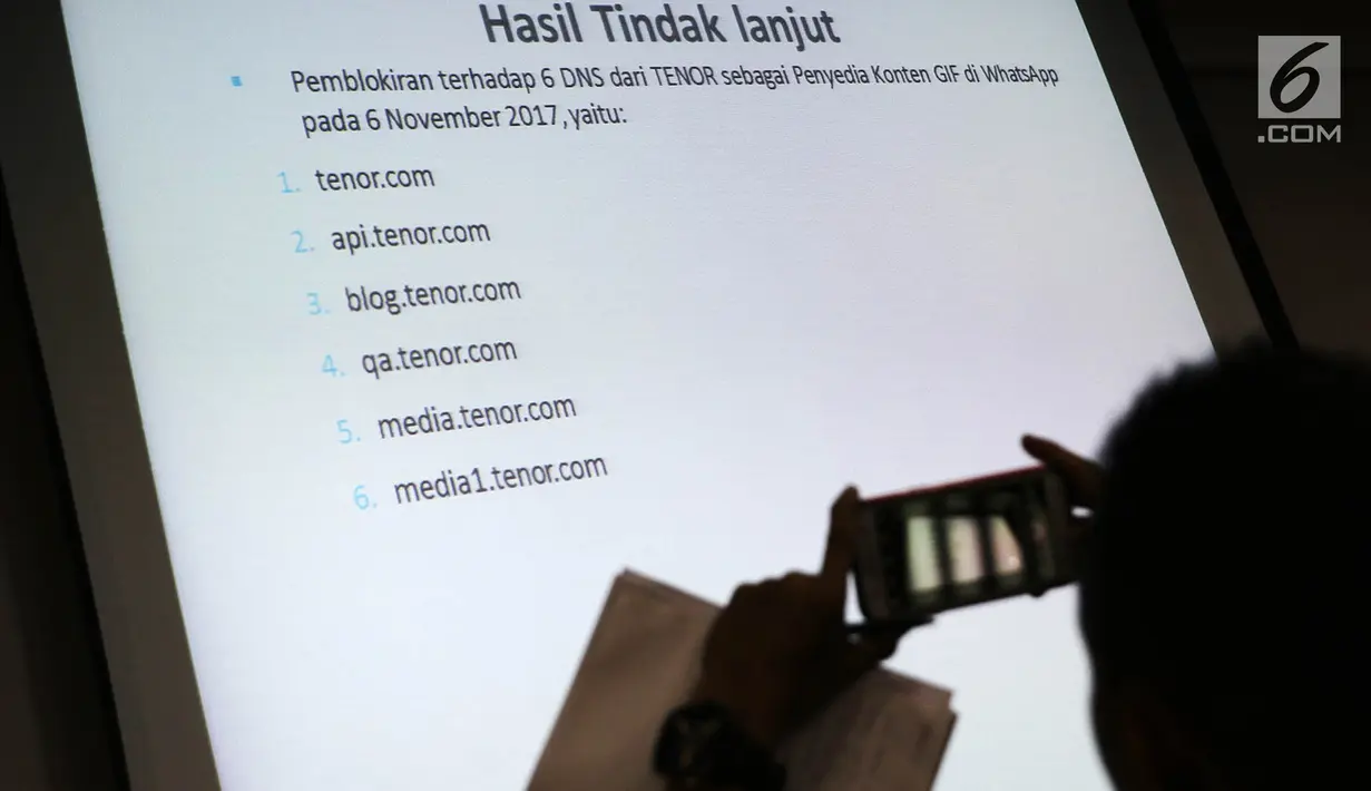 Sejumlah situs penyedia konten GIF tidak senonoh yang ada pada aplikasi Whatsapp di perlihatkan petugas di Jakarta, Senin (6/11). (Liputan6.com/Immanuel Antonius)