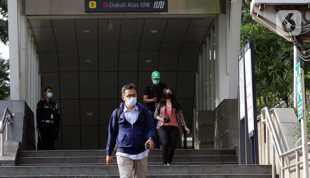 Pekerja mengenakan masker berjalan keluar dari Stasiun MRT Dukuh Atas BNI menuju terowongan Kendal di Jalan Blora, Jakarta, Jumat (25/6/2021). Hari ini Jumat (25/6), Provinsi DKI Jakarta mencatat penambahan kasus konfirmasi positif Covid-19 sebanyak 6.934 orang. (Liputan6.com/Helmi Fithriansyah)