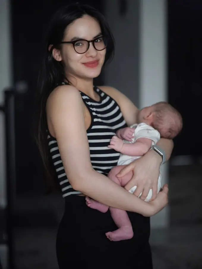 Potret Steffi Zamora Nikmati Peran sebagai Ibu, Tampil Kasual dan Percaya Diri dengan Bare Face