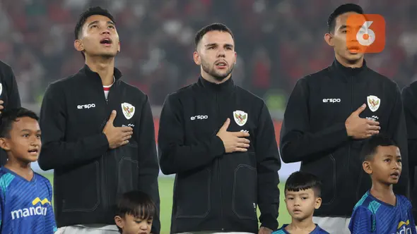 <p>Para pemain starting XI Timnas Indonesia (dari kiri) Marselino Ferdinan, Calvin Verdonk dan Rizky Ridho berbaris menyanyikan lagu kebangsaan Indonesia Raya sebelum dimulainya pada menghadapi Filipna pada laga terakhir Grup F putaran kedua kualifikasi Piala Dunia 2026 Zona Asia di Stadion Utama Gelora Bung Karno (SUGBK) Senayan, Jakarta, Selasa (11/6/2024). (Bola.com/M Iqbal Ichsan)</p>