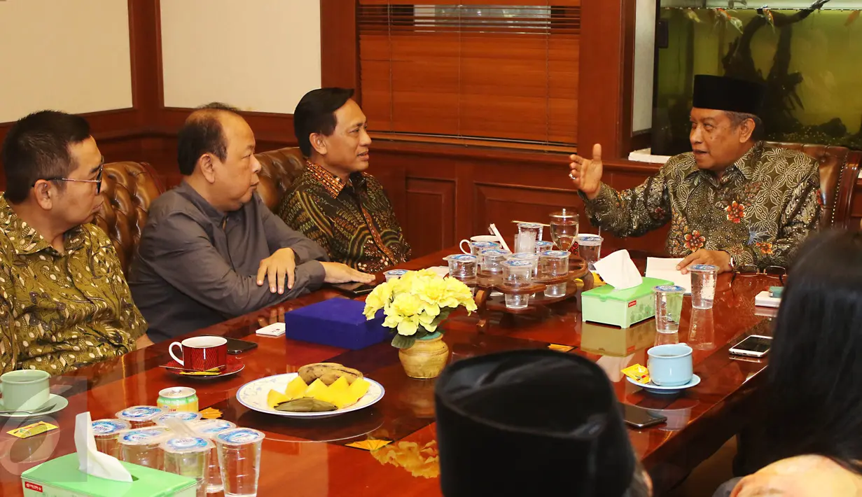 Said Aqil Siradj berbincang dengan Direktur Utama Indosiar Imam Sudjarwo, Pemimpin Redaksi Liputan6.com Mohamad Teguh dan perwakilan EMTEK Grup di kantor PBNU Jakarta, Senin (17/4). (Liputan6.com/Angga Yuniar)