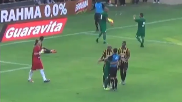 Video cuplikan wasit Carlos Braga asal Brasil yang mendapat hadiah pelukan dari pemain usai menunjuk titik penalti karena pelanggaran dalam laga antara Tigres vs Boavista di Brasil.