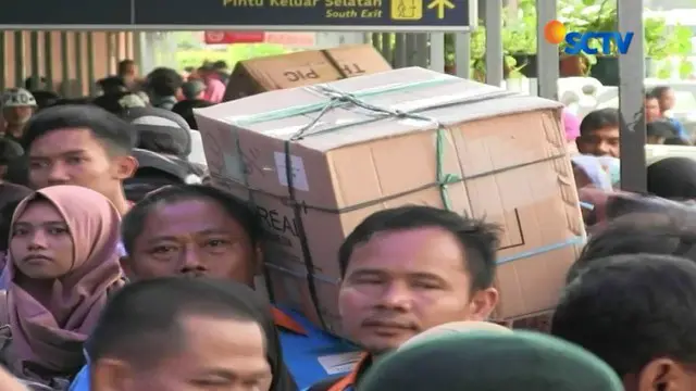 Geliat Pemudik Mulai Penuhi Stasiun Senen