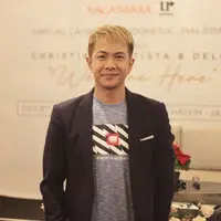 Delon dan Christian Bautista berduet membawakan lagu We Are Here.