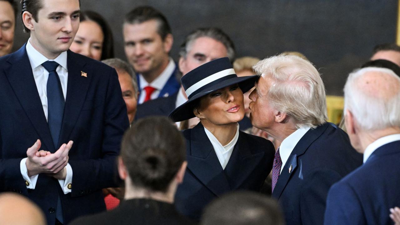 Momen Donald Trump Mau Cium Istri tapi Terhalang Topi