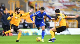 Striker Leicester City, Ayoze Perez (tengah) dikepung dua gelandang Leicester City, Joao Moutinho (kiri) dan Ruben Neves dalam laga lanjutan Liga Inggris 2020/21 pekan ke-23 di Molineux Stadium, Minggu (7/2/2021). Leicester bermain imbang 0-0 dengan Wolverhampton. (AFP/Justin Tallis/Pool)