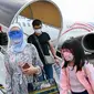 Penumpang turun dari pesawat Malaysia Airlines Boeing 738 setelah mendarat di Langkawi dari Bandara Internasional Kuala Lumpur (16/9/2021). Pulau liburan dibuka kembali untuk turis domestik setelah penutupan karena pembatasan Covid-19. (AFP/Mohd Rasfan)