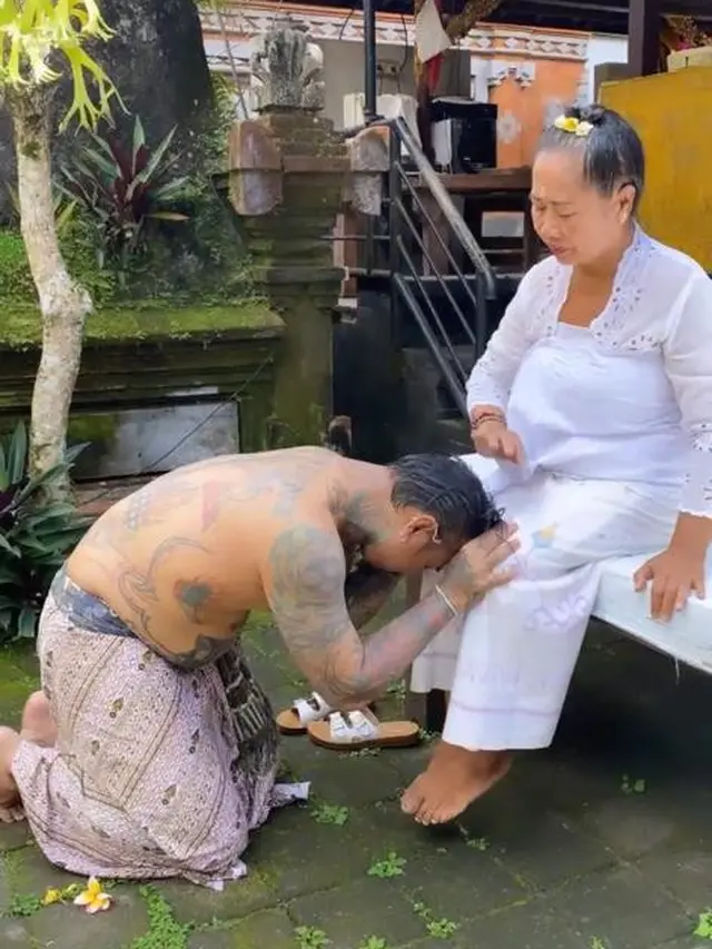 6 Momen Jerinx dan Nora Alexandra Jalani Ritual Melukat Pembersihan Diri