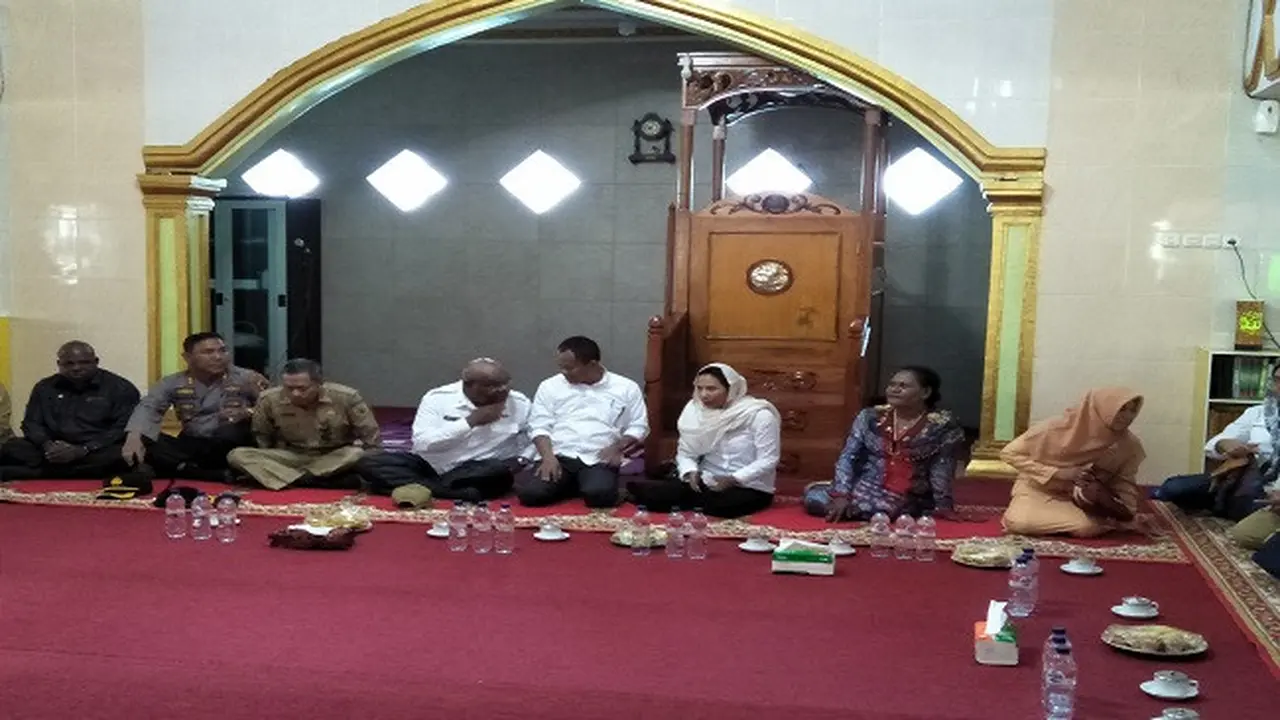 Menteri BUMN Rini Soemarno menyambangi Masjid Almujahiddin, Kabupaten Puncak Jaya Mulia, Papua. (Liputan6.com/Septian Deny)