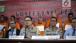 Wakapolda Metro Jaya Brigjen Pol Wahyu Hadiningrat (tengah) memberi keterangan terkait kasus tindak pidana pemalsuan materai dan pencucian uang saat rilis di Polda Metro Jaya, Jakarta, Rabu (20/3). (Liputan6.com/Faizal Fanani)