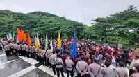 Mahasiswa UNG saat menggelar aksi unjuk rasa di depan gedung DPRD Provinsi Gorontalo (Arfandi/LIputan6.com)