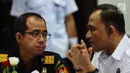 Kepala BNN Irjen Heru Winarko (kiri) berbincang dengan Direktur Jenderal Bea dan Cukai Kementerian Keuangan, Heru Pambudi saat acara rilis akhir tahun 2018 BNN di gedung BNN, Jakarta, Kamis (20/12). (Merdeka.com/Imam Buhori)