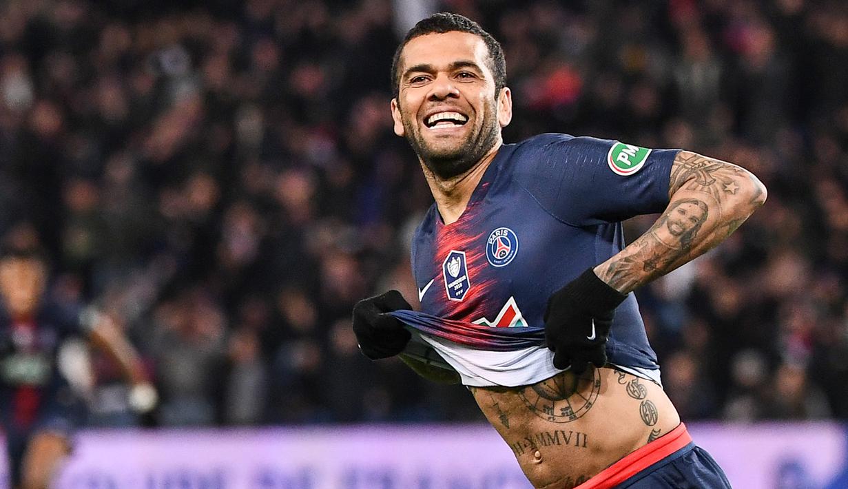 Bek Paris Saint-Germain (PSG), Dani Alves, merayakan gol ke gawang FC Nantes pada laga semifinal Piala Prancis 2019 di Stadion Parc des Princes, Rabu (3/4). PSG menang 3-0 atas FC Nantes. (AFP/Anne-Christine Poujoulat)