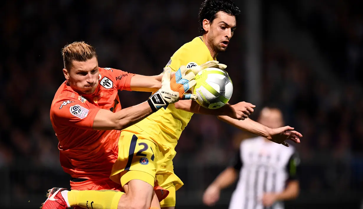 Kiper Angers, Denis Petric (kiri) mengamankan bola saat duel dengan pemain PSG, Javier Pastore pada lanjutan Ligue 1 Prancis di Raymond Kopa Stadium, Angers, (4/11/2017). PSG menang telak 5-0. (AFP/Franck Fife)
